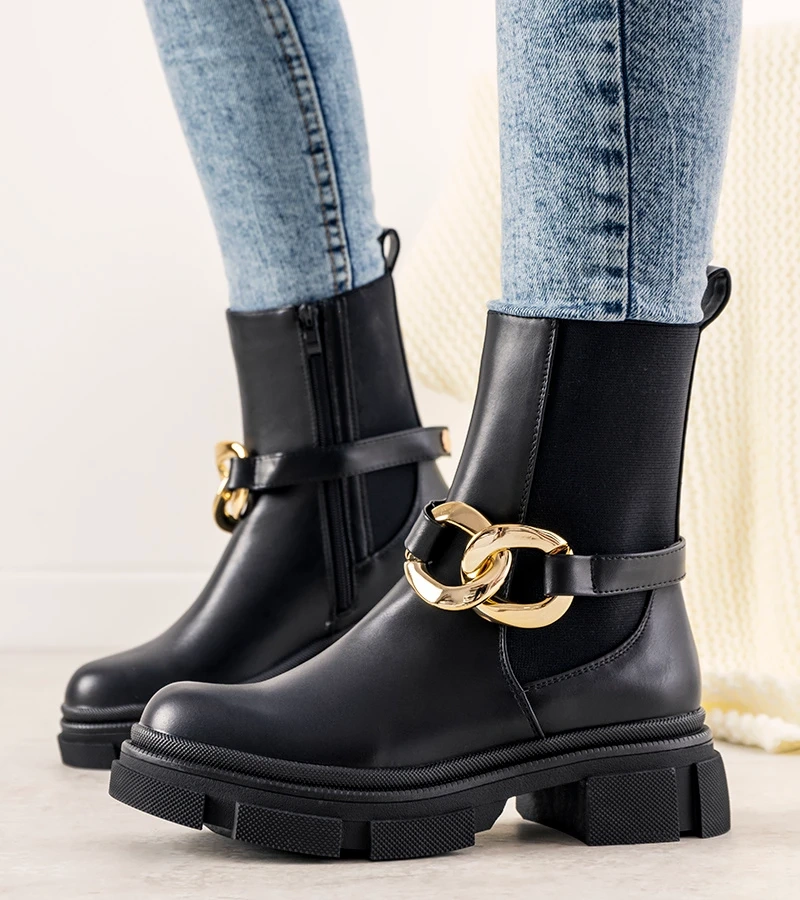 Fekete bokacsizma Trinity láncokkal