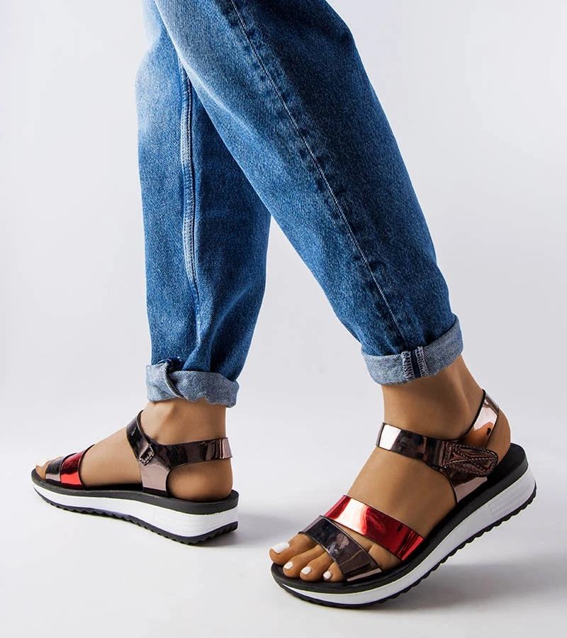 Női lakkozott szandál Mila