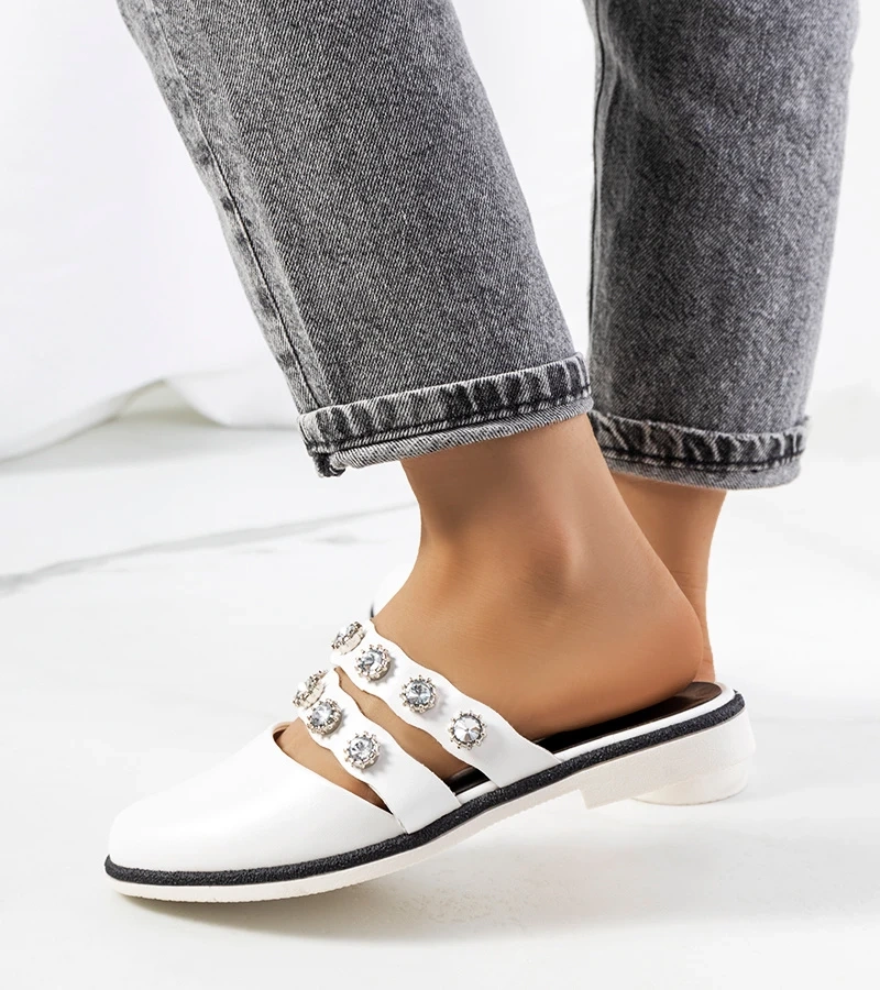 Fehér szegecses papucsok Asselt