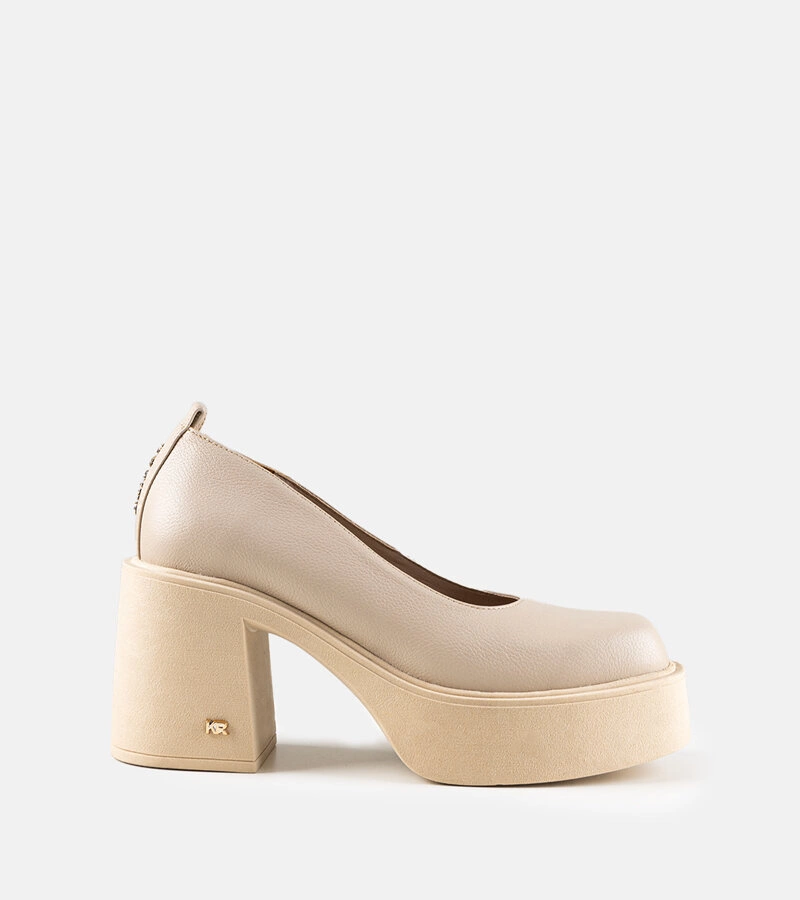 Karino bézs színű bőr cipők sarokban