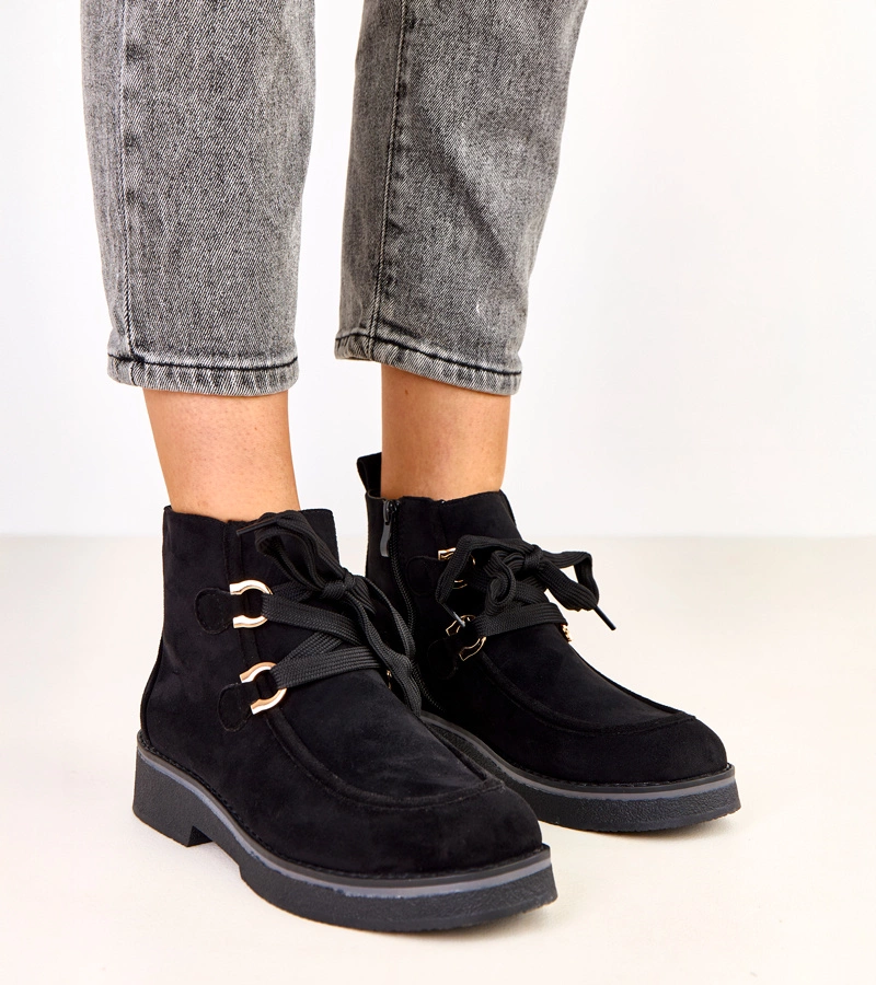 Fekete melegített bokacsizma díszes fűzővel Katrins