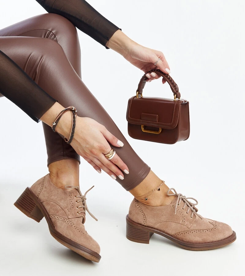 Barna szarvvelő félcipő Tigard sarkán