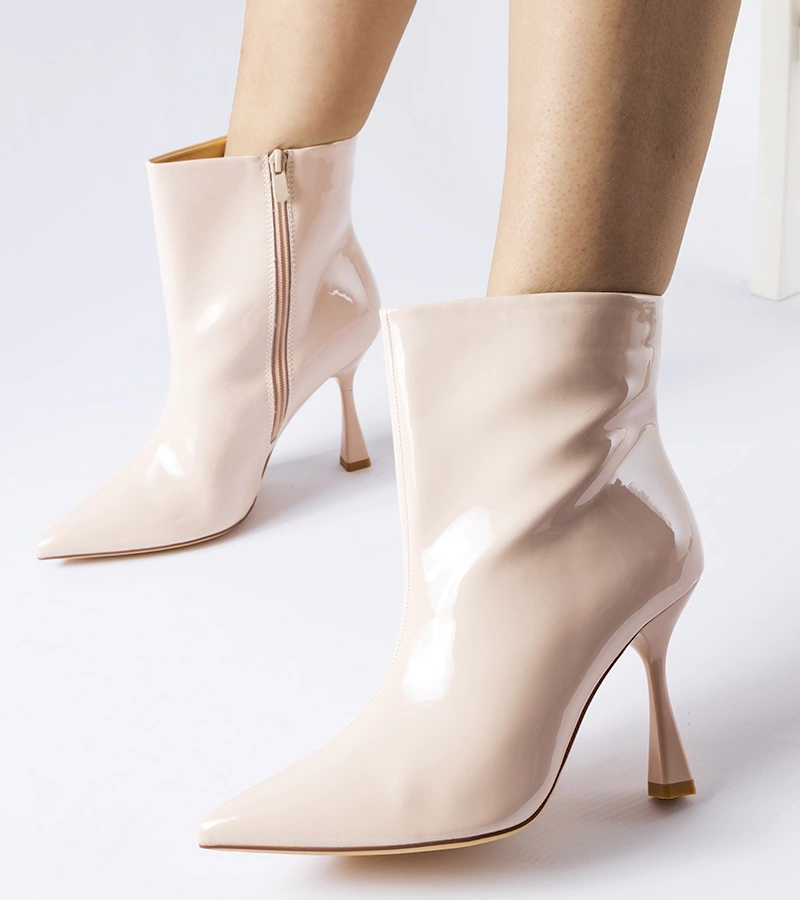 Dionisi bézs lakkos magassarkú bokacsizma