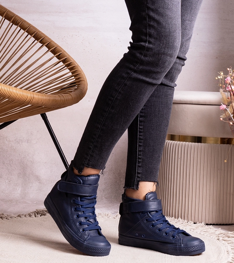 Sötétkék magas tornacipők eco bőrből Bonbonita márkájú.