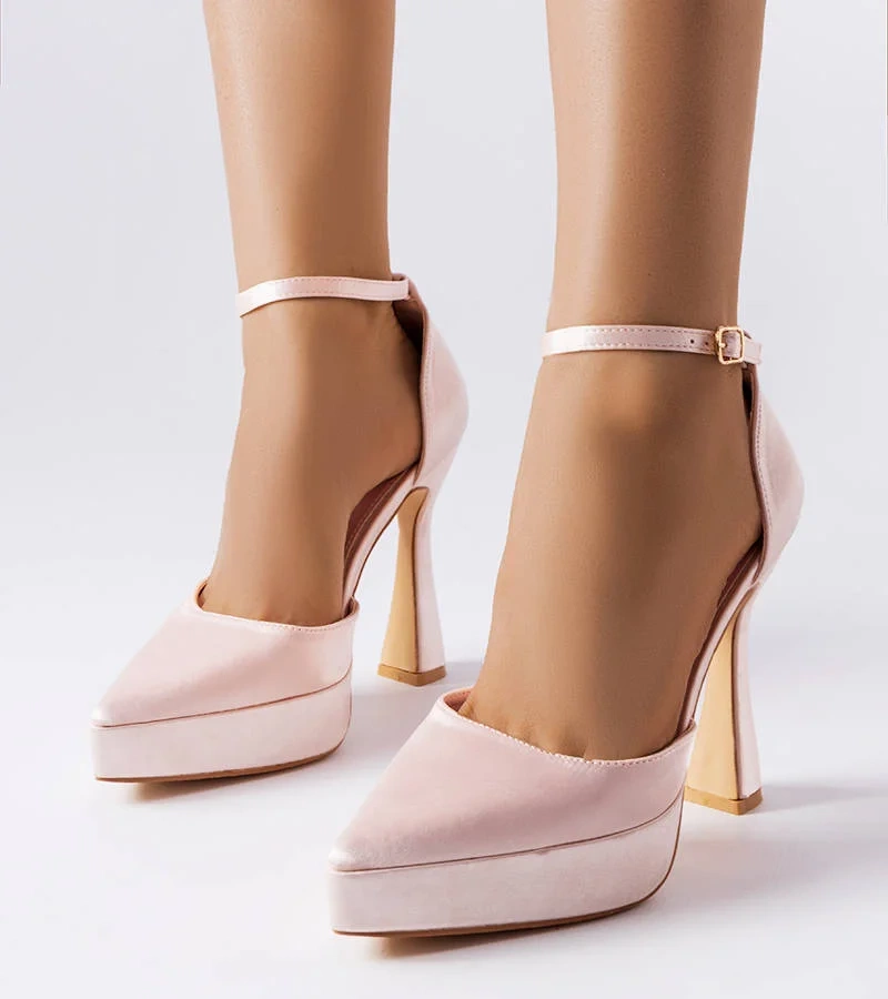 Magas sarkú bézs cipők Lowell