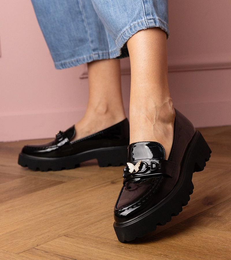 Fekete lakkozott mokaszinok cirkónia pillangóval Sanita