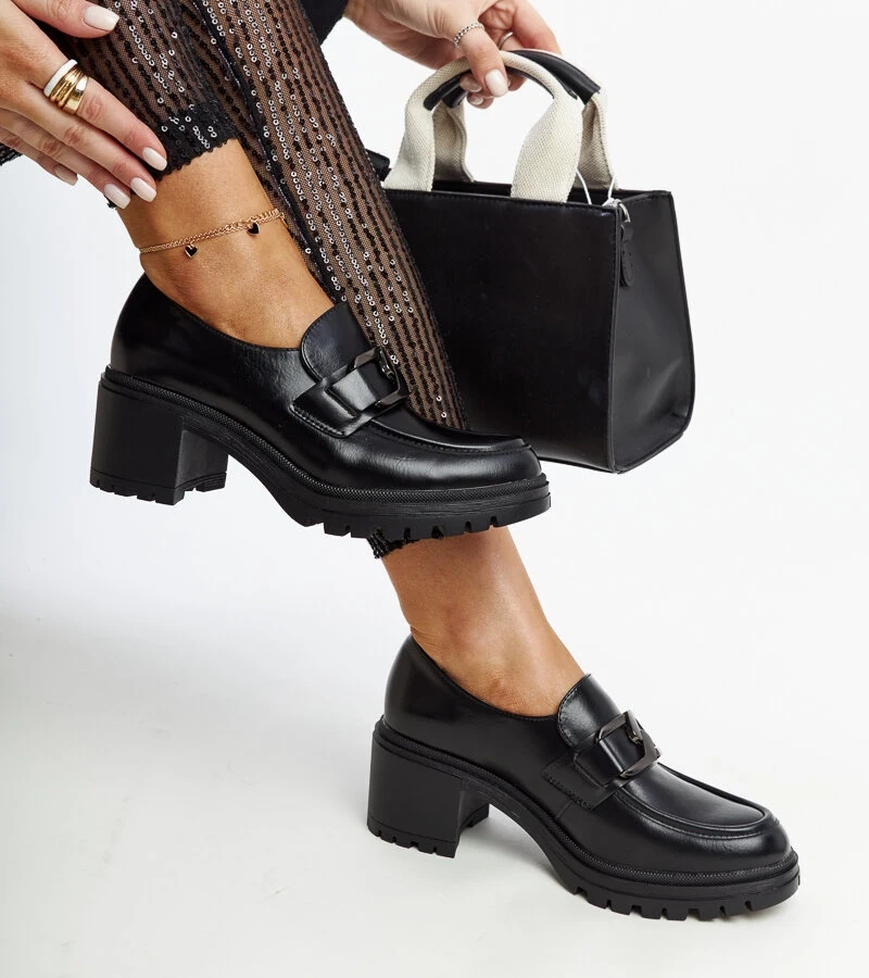 Vinceza fekete bőr belsővel rendelkező félcipő