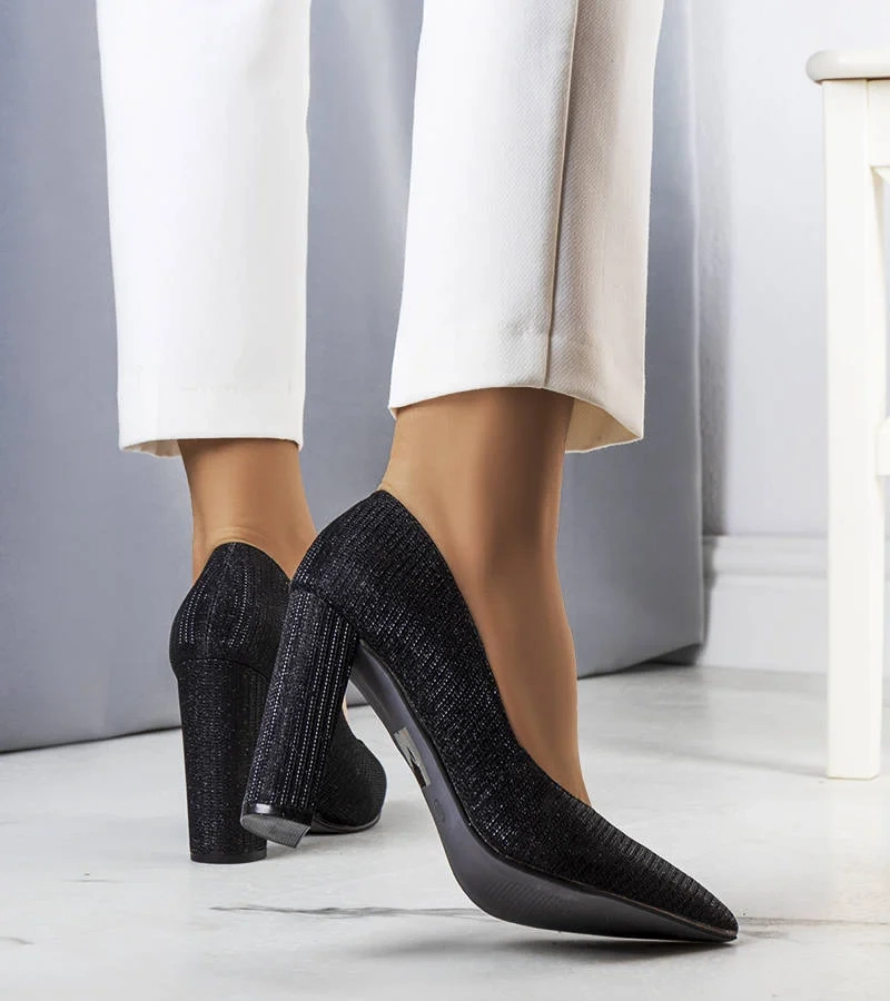 Fekete sarokcipő Theiss