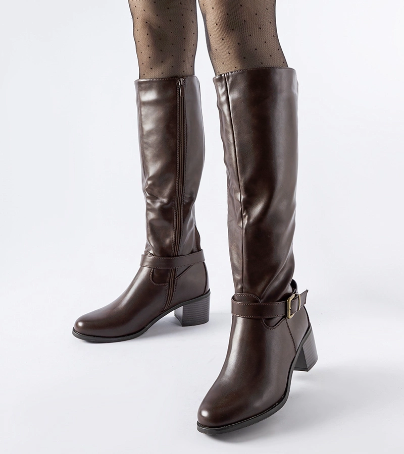 Sötétbarna díszes csizma Ernest övvel