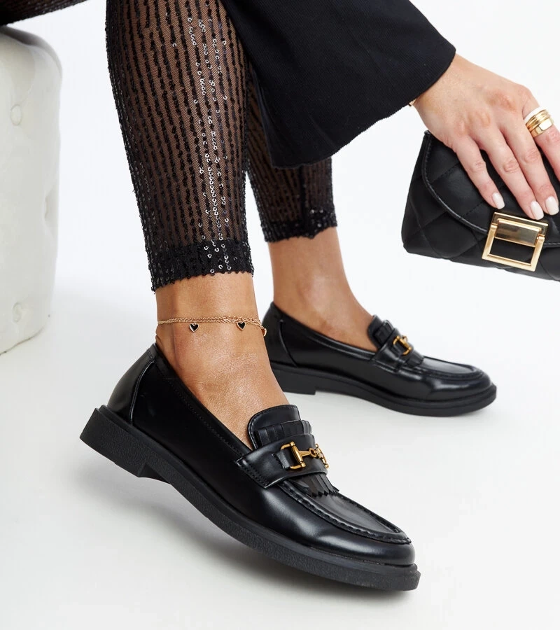 Laurel csatos fekete mokaszinok