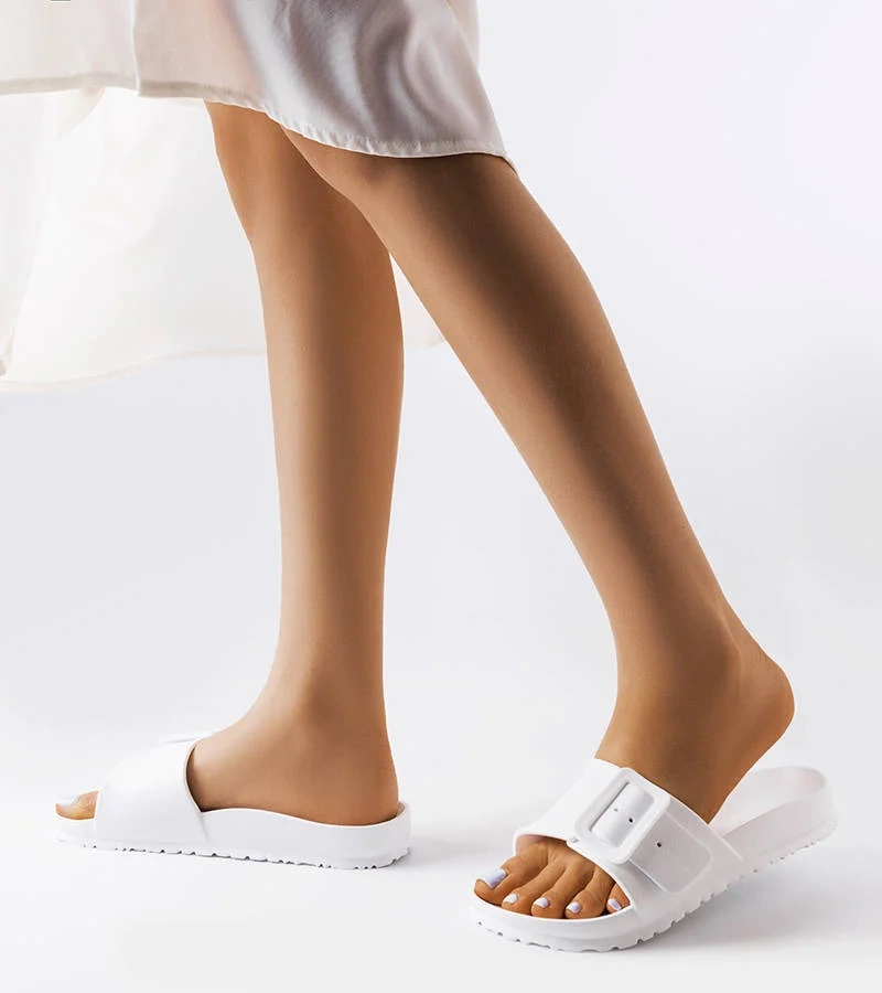 Fehér gumipapucs Nelm csattal