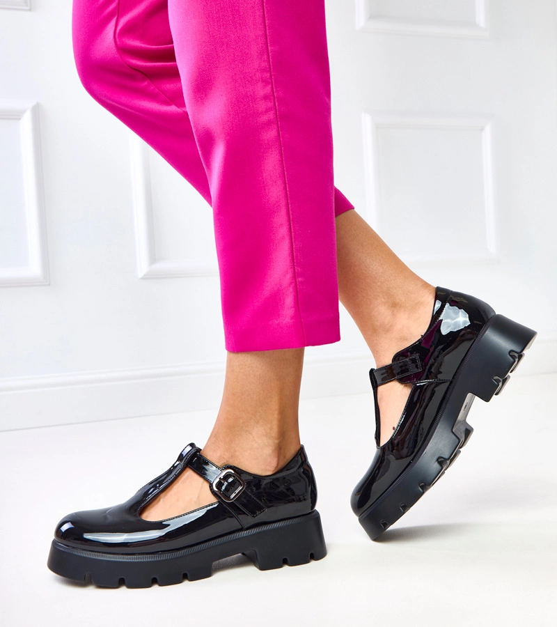 Fekete lakkozott félcipő sarokkal és csattal Juliska