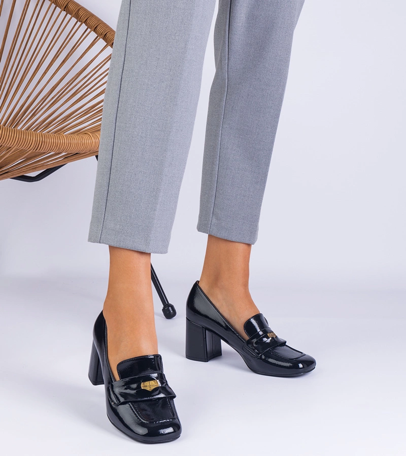 Fekete lakk női félcipő sarokkal Vergento