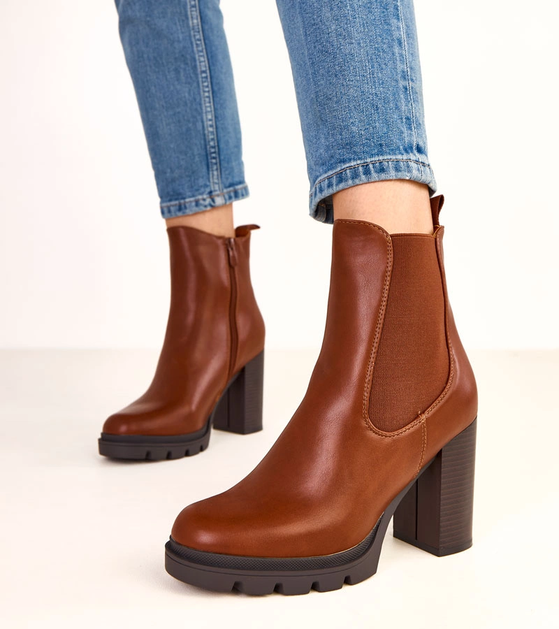 Barna rugalmas betétes oszlopos bokacsizma Darina