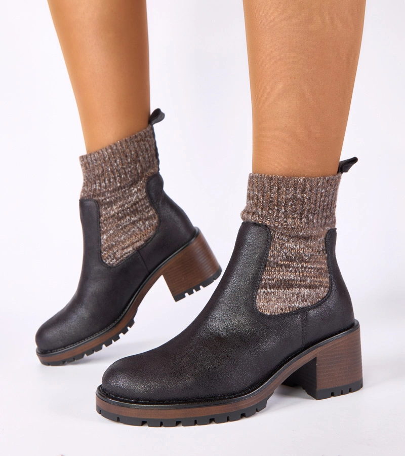 Lisa fekete zokniszárú, vastag sarkú bokacsizma