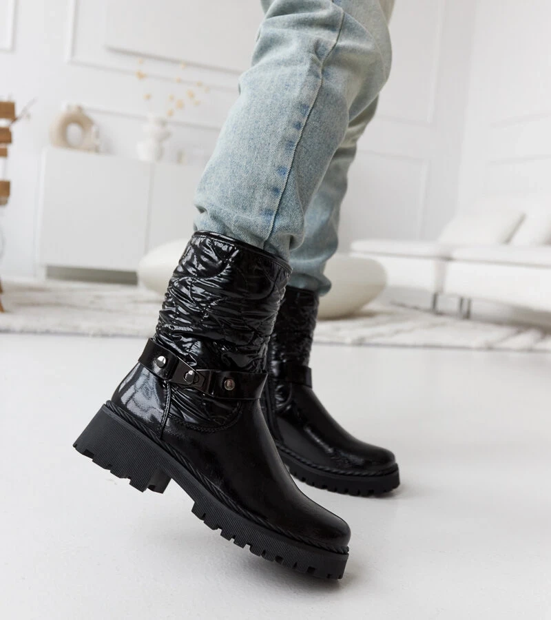 Fekete fényes cipő díszes szíjjal Lido