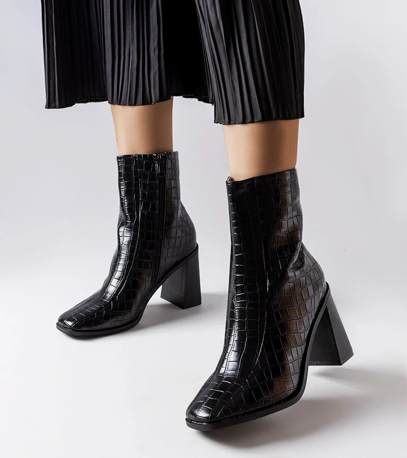 Fekete krokodilbőr utánzatú Belluci bokacsizma