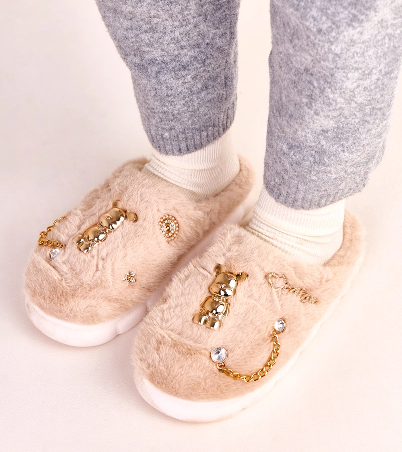 Bézs zárt papucs Tracy díszítéssel