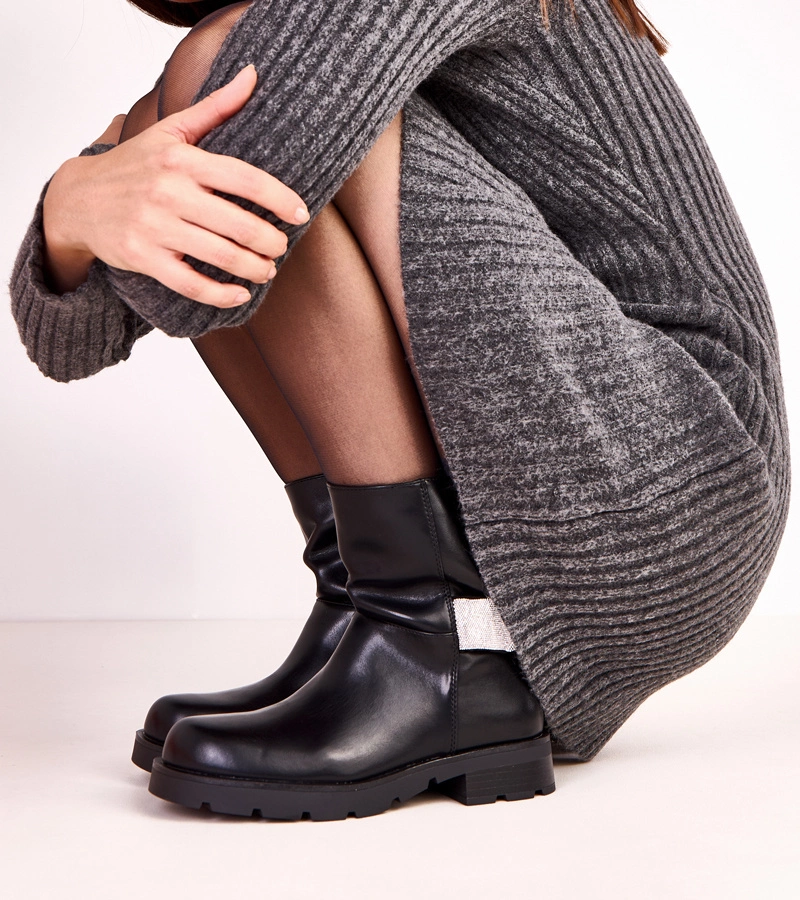 Elisana női fekete bokacsizma cirkóndísszel