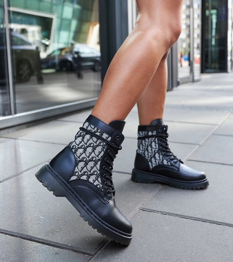 Fekete traperek Giraldo monogrammal díszítve