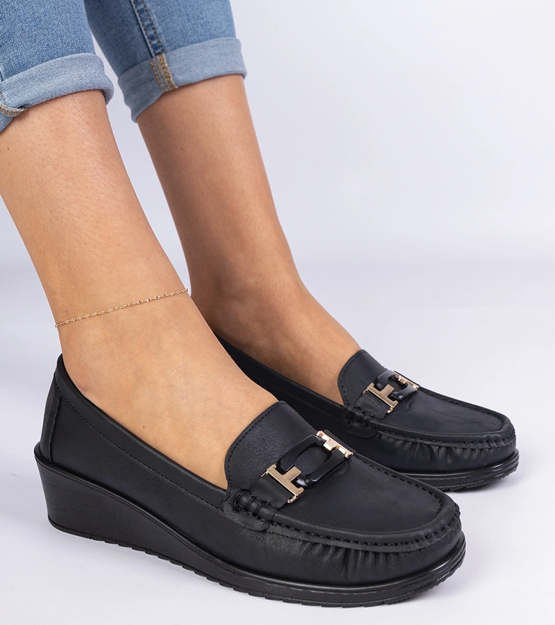 Fekete női éktalpú mokaszin ökobőrből Kappi