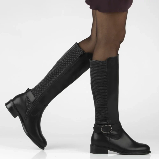 Fekete csizma rugalmas szárú és díszes csattal Zendaia