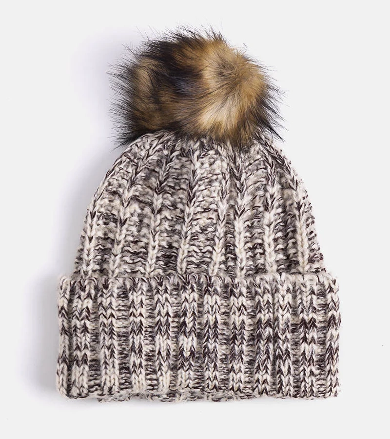 Sötétbarna női sapka pomponnal Thalia