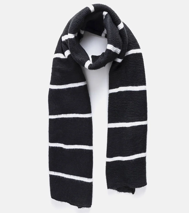 Fekete-fehér csíkos Kari sál