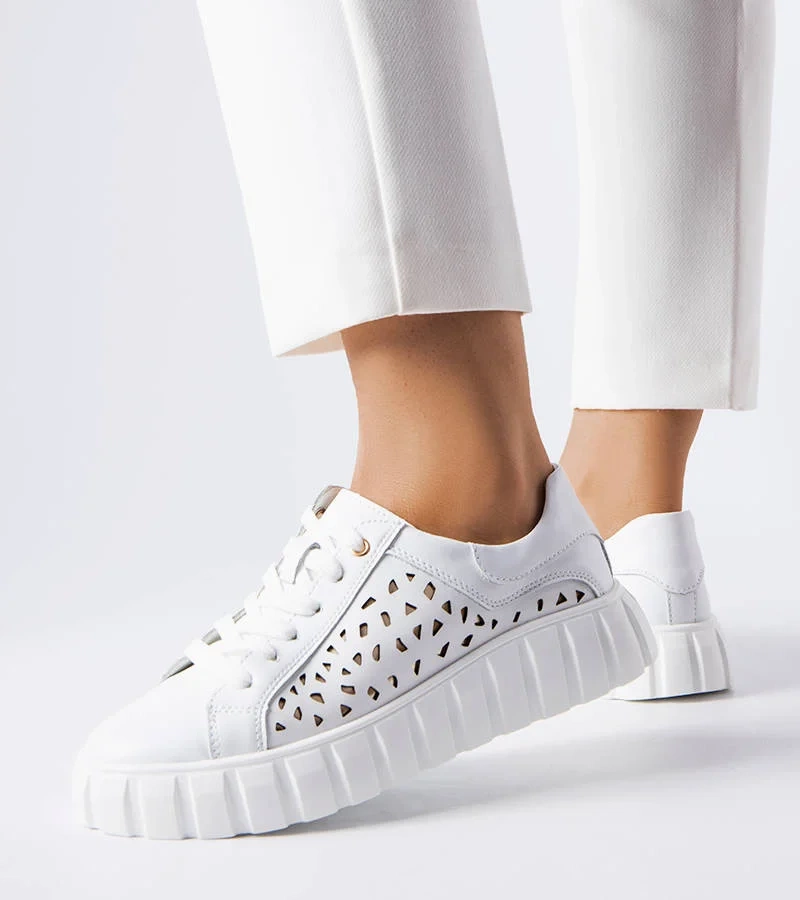 Fehér cipők tapaszokkal