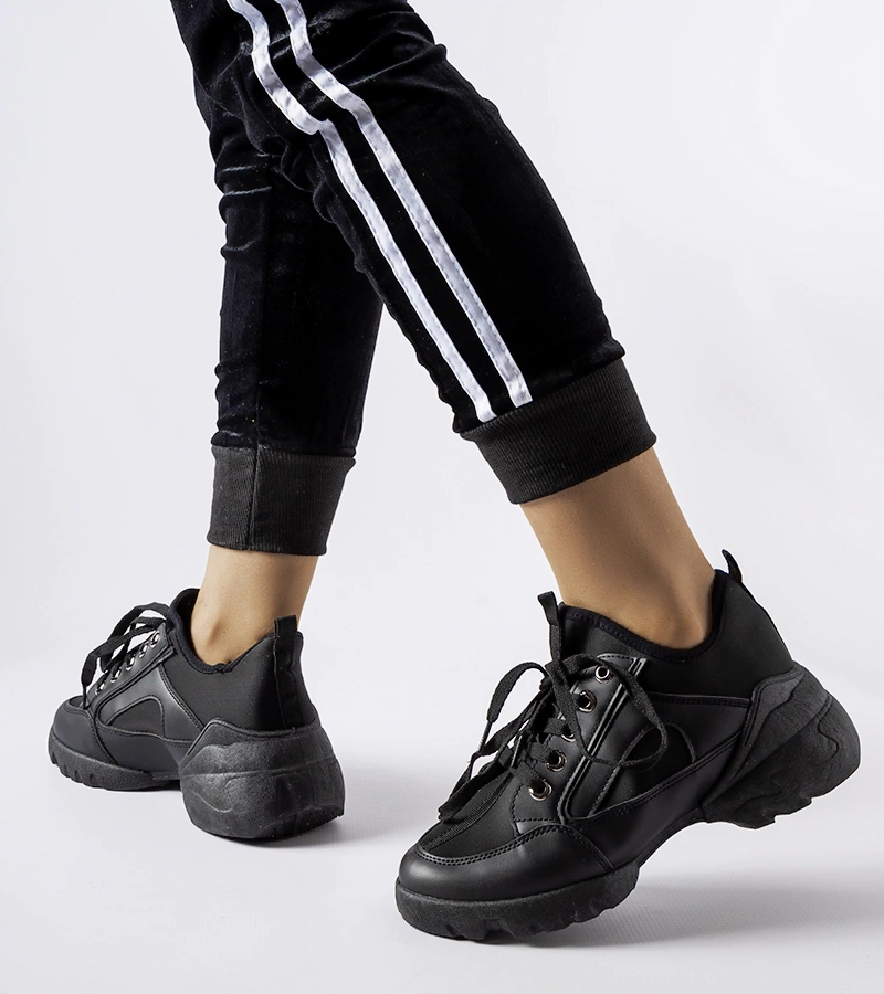 Fekete rugós felsőrésszel rendelkező Abal sportcipő.