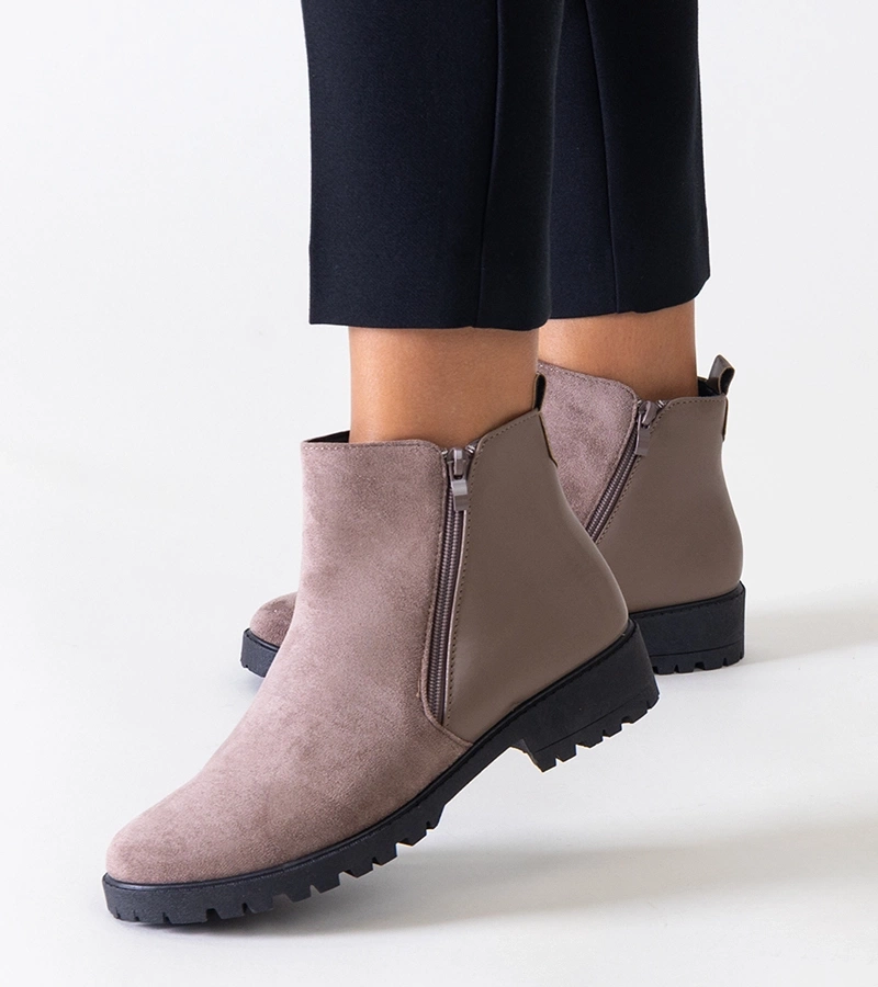 Brązowe botki na platformie z eko-zamszu Kirla w języku węgierskim to:

"Kirla öko-bőr barna platformos csizma"