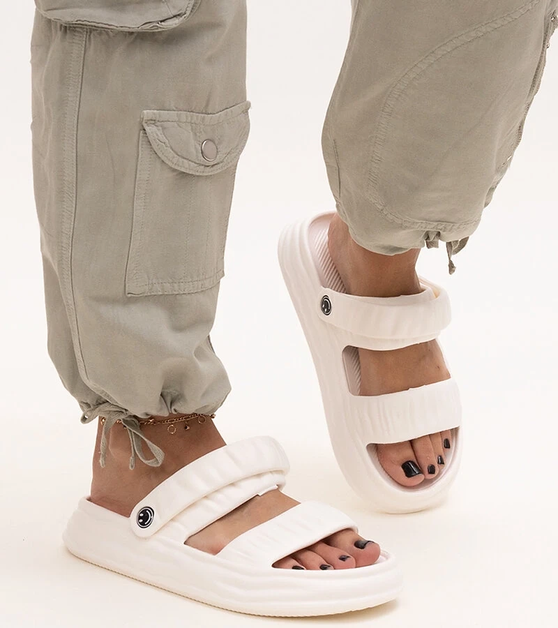 Coreia fodrászott fehér haboszandál