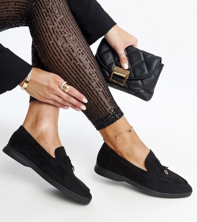 Fiorano fém medállal díszített fekete mokaszinok