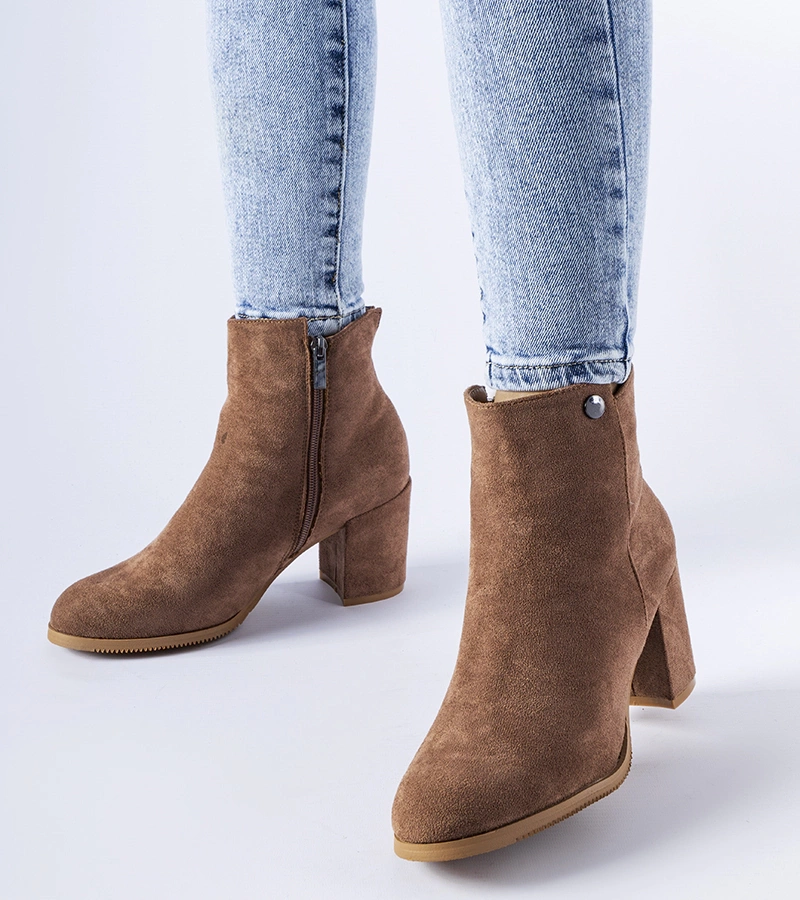 Barna alacsony sarokkal rendelkező műszálas szövetből készült Risano bokacsizma