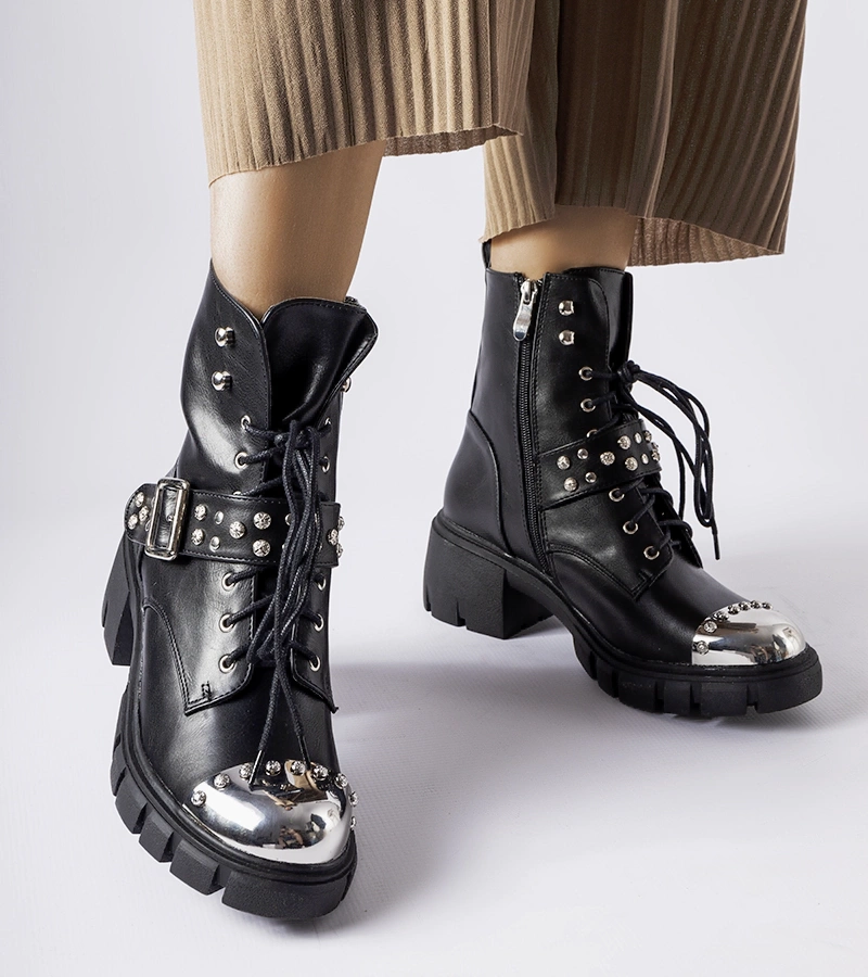 Fekete díszes lapos sarkú Garret bokacsizma