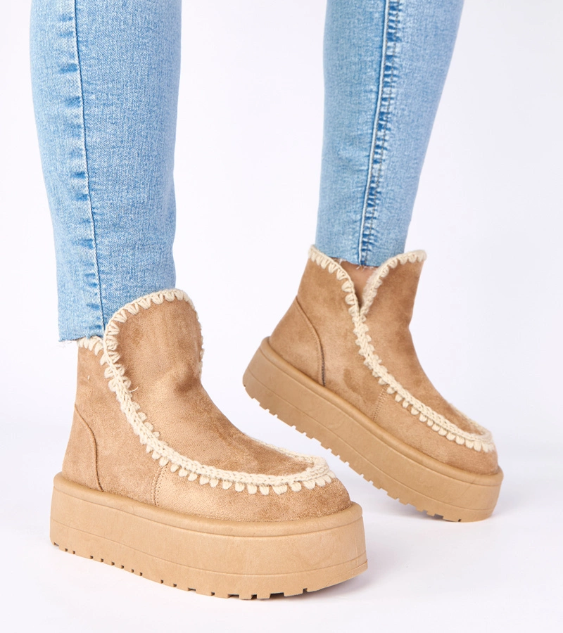 Sötétbézs platformos hótaposó díszes hímzéssel Alwena