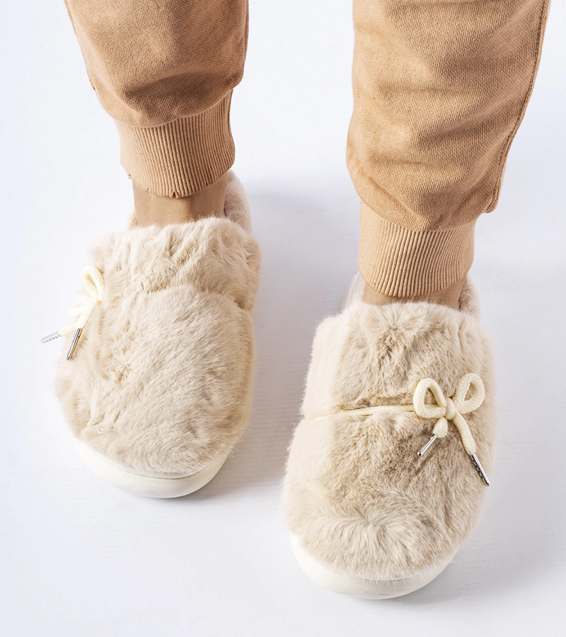 Medoro díszes cipőfűzővel díszített bézs papucs