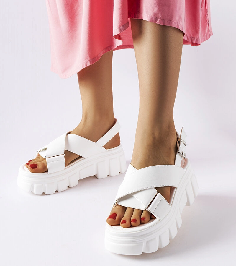 Fehér elegáns platformos szandál Torrianától