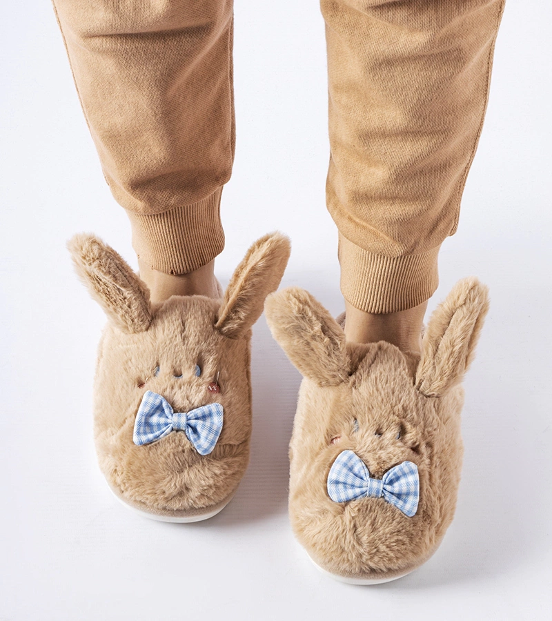 Szőrös füllel és masnival díszített bézs papucs Bruno