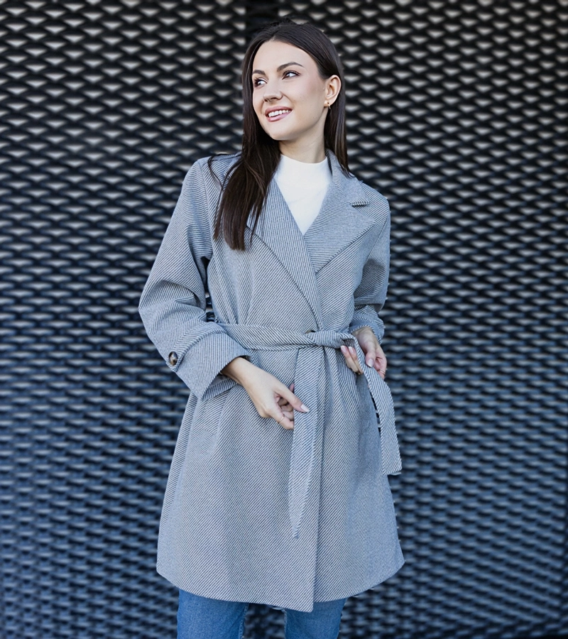 Elegáns szürke oversize kabát, amelyet Bahera köt.