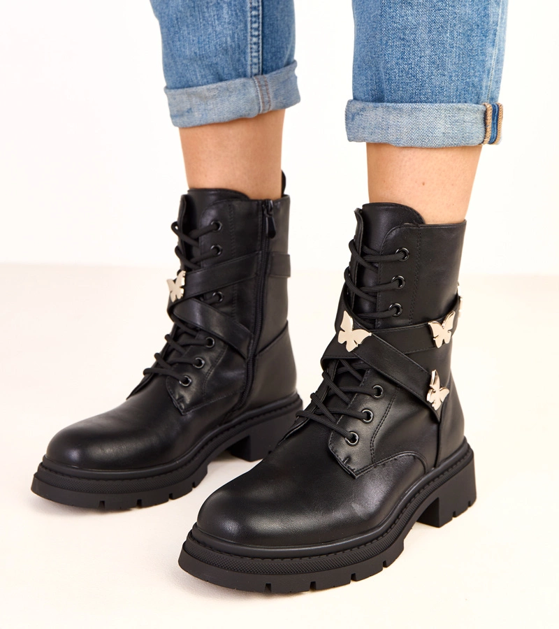 Fekete bokacsizmák pillangókkal díszítve Justia