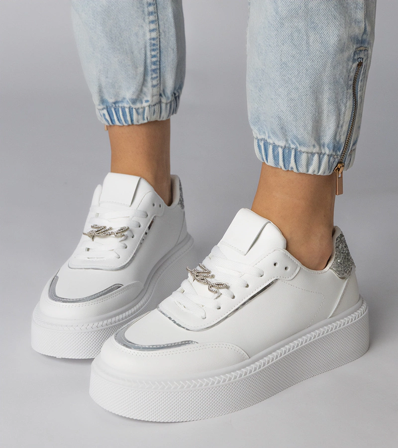 Felura fehér-ezüst tornacipők csillámmal és strasszokkal díszítve