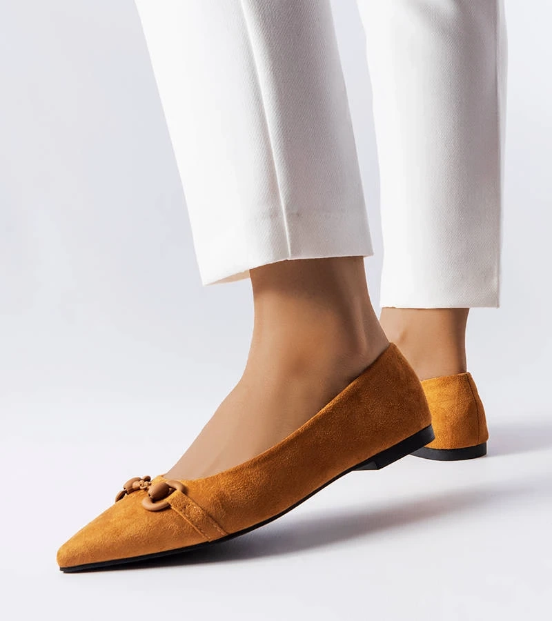 Aimé hegyes orrú barna balerina