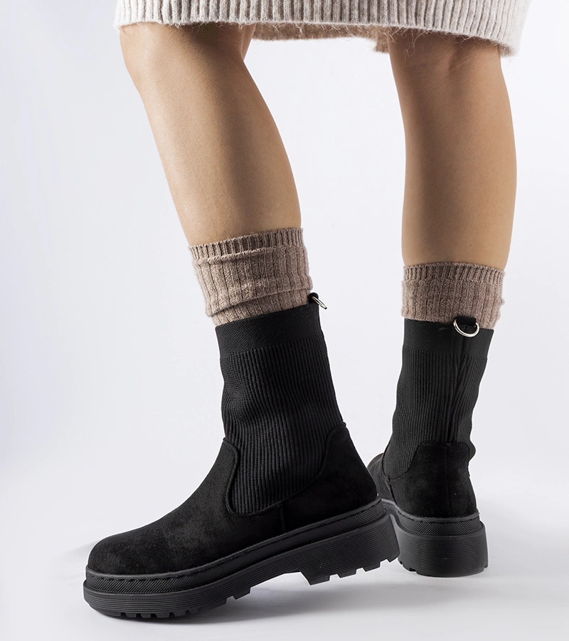 Fekete zoknis, masszív bakancs Hawkins