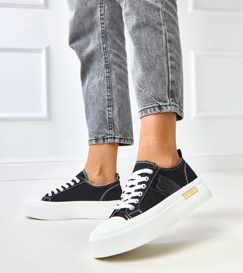 Fekete platformos tornacipő szívvel Nihal