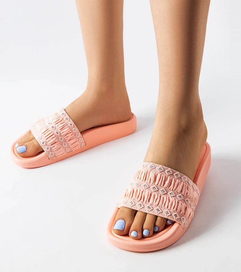 Ernest ránccal díszített rózsaszín papucs