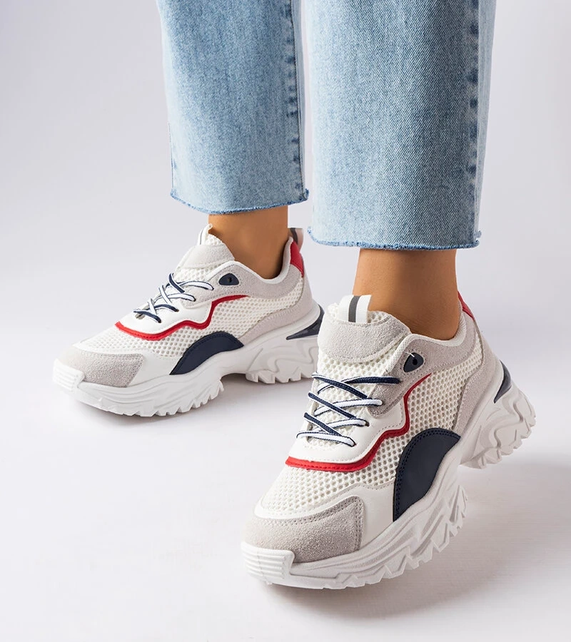 Fehér tornacipők látható talpmintával Rosita