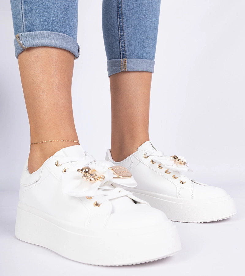 Fehér tornacipők masnival és arany medvével Karinka