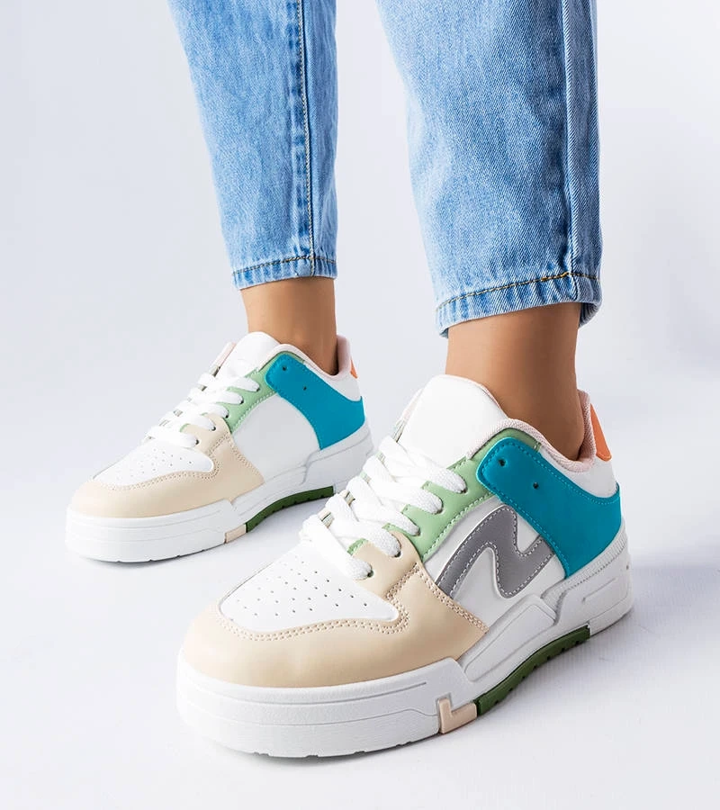 Harter bézs-kék platformos cipő.