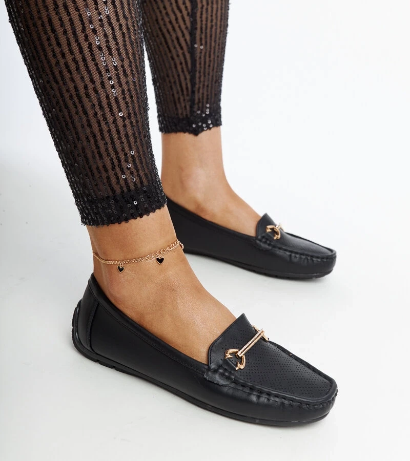 Adila díszes csatú fekete mokaszinok